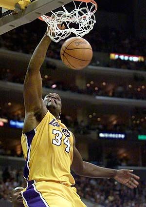 图文:奥尼尔当选1999-2000年度NBA最有价值
