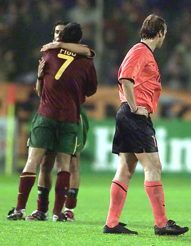 图为菲戈(7号)进球后和队友鲁伊科斯塔为葡萄牙扳平比分_葡萄牙