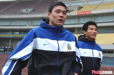 图文-范志毅刚刚回沪就迅速加入上海中远队训练