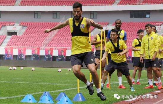 今天上午，青岛黄海青港队在国信体育场进行了赛前适应性训练。