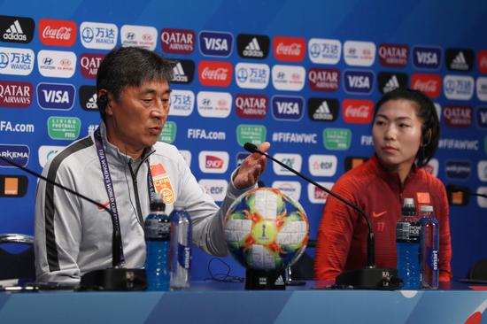 中国队主教练贾秀全（左）、球员古雅沙在发布会上。新华社记者徐子鉴摄