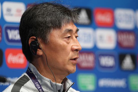 中国队主教练贾秀全在发布会上。新华社记者徐子鉴摄