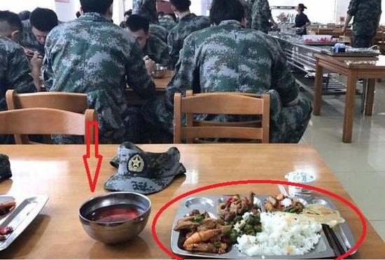 中国男篮的军训伙食有藕节烧牛肉、油焖大虾、红烧排骨等。