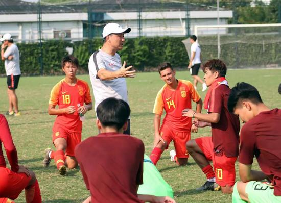  主教练成耀东在给球员进行赛后分析