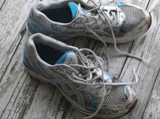 旧跑鞋会增加跑者受伤风险的 判断跑鞋磨损很重要