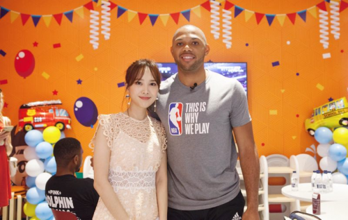 央视美女主持戴上NBA总冠军戒指 与丁宁是闺蜜