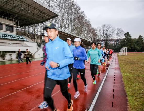 爱美食与懒觉的浙大女神 月跑量不过百全马如何240