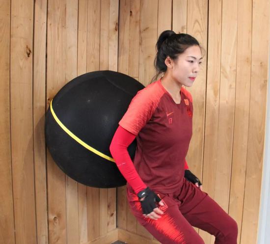 中国女足转战巴黎全力备战 健身房进行恢复训练