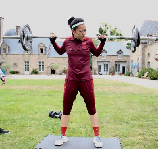 中国女足转战巴黎全力备战 健身房进行恢复训练