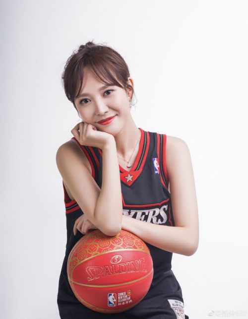 央视美女主持戴上NBA总冠军戒指 与丁宁是闺蜜