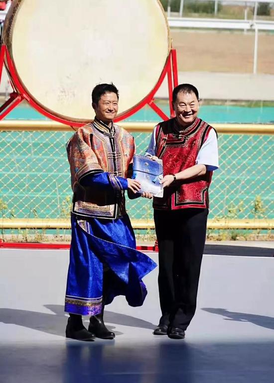 吴京受聘为“内蒙古马文化博览会形象大使”