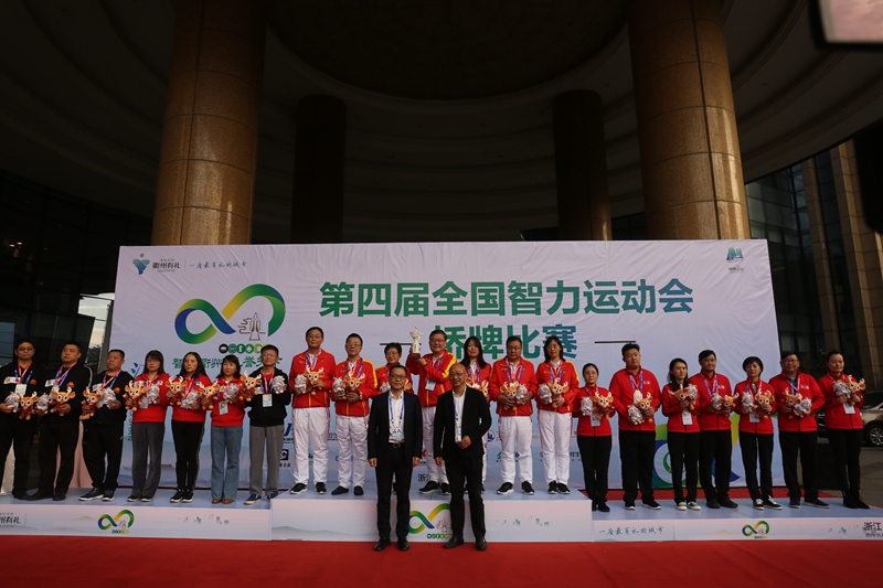 郭玉军（前左）、毛昭平为获得前三名队伍颁奖