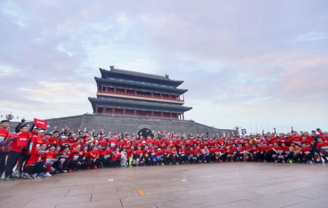 北京马拉松鸣枪开跑 3万名跑者“向着幸福跑”