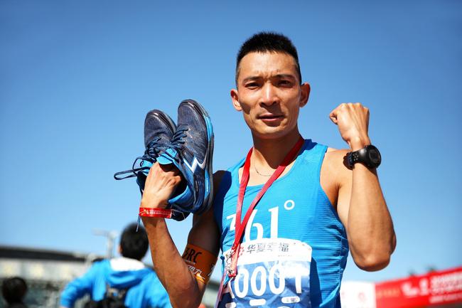 361°跑步代言人李子成展示361°国际线专业跑鞋Bio-Speed