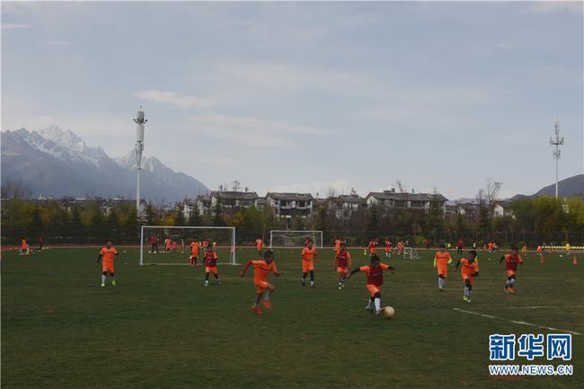 丽江市青少年足球精英训练网点正在积极训练的球员。新华网 李宁 摄