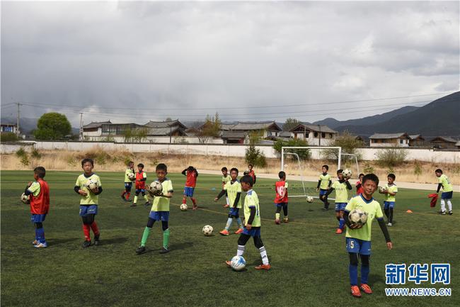 白沙完小学生正在进行足球训练课。新华网 李宁 摄