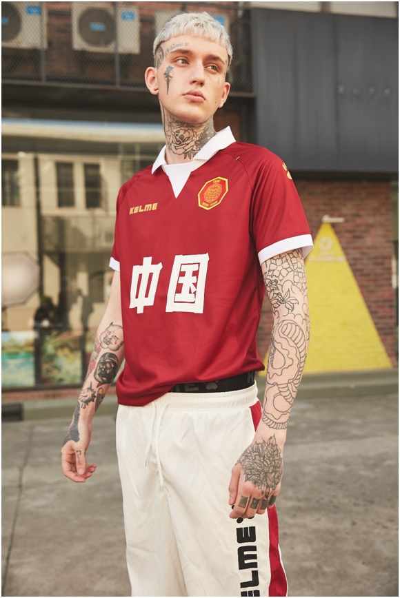 中国：比赛服从八十年代中国队经典的比赛服中获得灵感，将胸前复古的美术字体提取出来，作为这件球衣中最重要的亮点，彰显运动员对国家的荣誉感与自豪感。