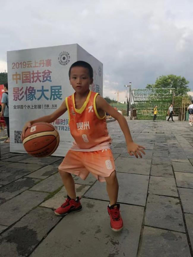 10岁的王阳在控球  新华社记者罗羽摄