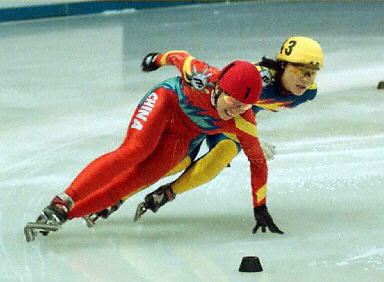 新浪体育通讯员老砚台报道:中国女子滑冰运动员杨阳(大)在1999年3月