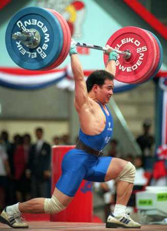 (亚运男子56公斤金牌获得者中国运动员兰世章在比赛中.)