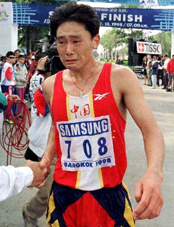 '98曼谷亚运会 图文:竞走运动员于国辉喜极