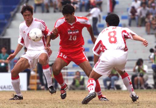 图为图为中国队队员范志毅(左 和马明宇与夹击对方球员阿里-戴伊.