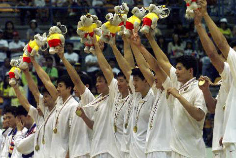 '98曼谷亚运会 图文:中国男篮站在冠军领奖台上