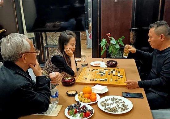 赛后与贵州棋迷交流切磋