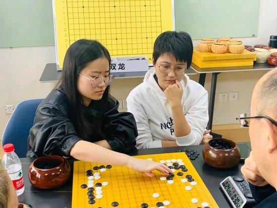 律师队的两位美女棋手丁瑶、谢怡