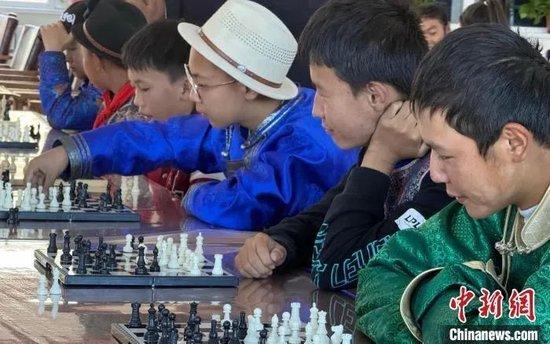  图为国际象棋爱好者在推广工程的活动中进行比赛。陈宗淇 摄