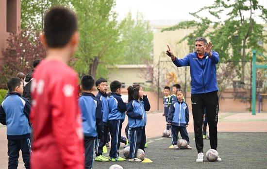 足球让铁杆朋友交流更加紧密--塞尔维亚教练的中国梦