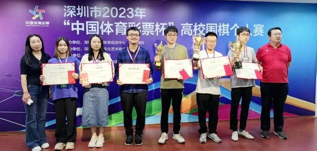全运会围棋项目金牌得主 佟云（右一）为获奖选手颁奖