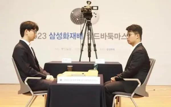 图说：丁浩（左）战胜谢尔豪 中国围棋协会供图