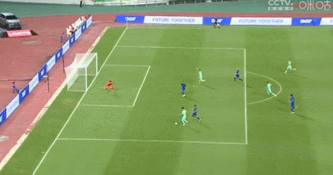 扳平比分！韦世豪助攻武磊铲射破门 国足1-1泰国