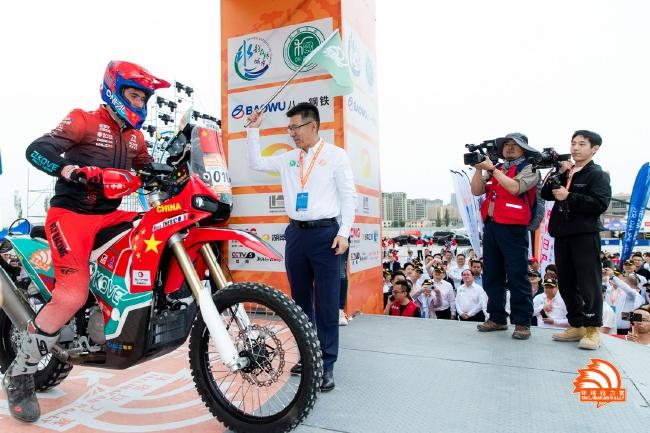 中国汽车摩托车运动联合会主席詹郭军为摩托车手发车