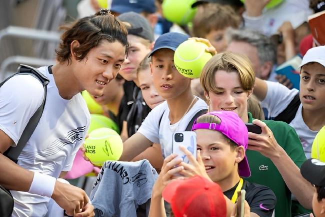 创历史！张之臻夺得中国大陆男网在法网正赛的首场胜利，也是他个人在大满贯正赛首胜