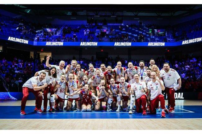 女排世联赛总决赛波兰3-2险胜美国 首进三甲摘铜