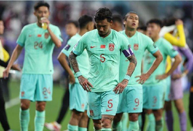 1月22日，中国队球员张琳芃（中）在比赛后。 当日，在卡塔尔多哈哈里发国际体育场举行的男足亚洲杯小组赛A组比赛中，中国队0比1不敌卡塔尔队。新华社 图