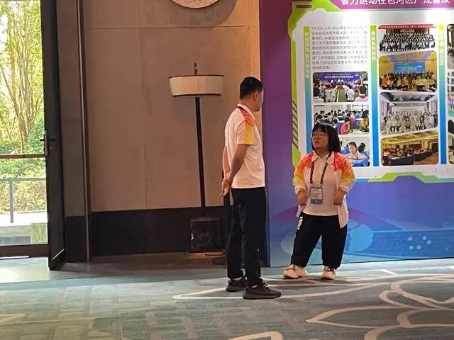 加赛前，左文静（右）和教练洪智交流战术。 新京报首席记者 孙海光 摄