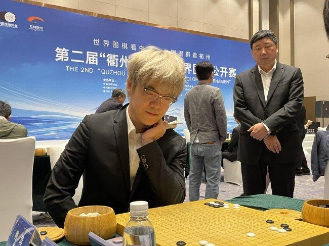 柯洁的对局受到了总教练俞斌（右）的关注。 新京报记者 孙海光 摄