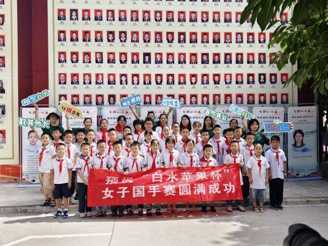 女子国手赛走进白水小学 聂卫平:好好学习天天向上