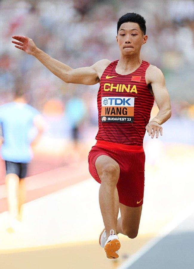王嘉男在男子跳远资格赛中最后一跳跳出个人赛季最好成绩顺利晋级