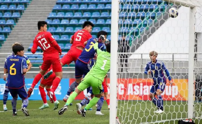 足球报：U20国足与日本差距大有很长的路要走