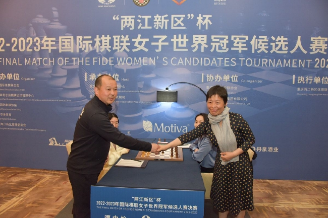 国际棋联副主席谢军和重庆体育局副局长杜学勇为比赛开棋